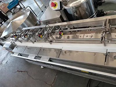 Ligne d’emballage automatique avec double bol vibrant